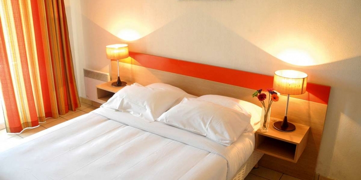 14413_0-studio-familial-hotel-2-4-personnes-double-lit-aix-la-duranne.jpg
